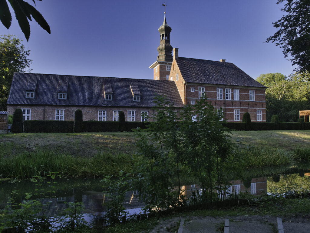 Backsteinschloss, von einem Wassergraben umgeben