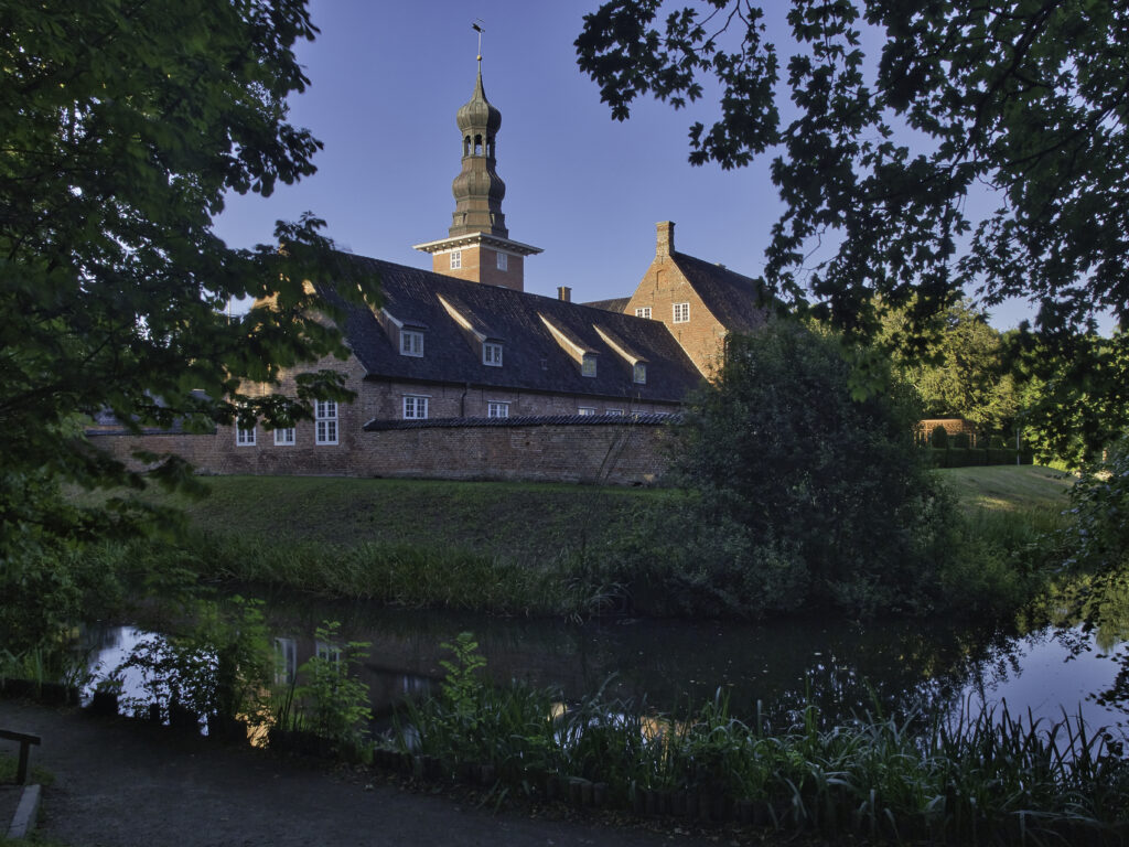 Backsteinschloss, von einem Wassergraben umgeben